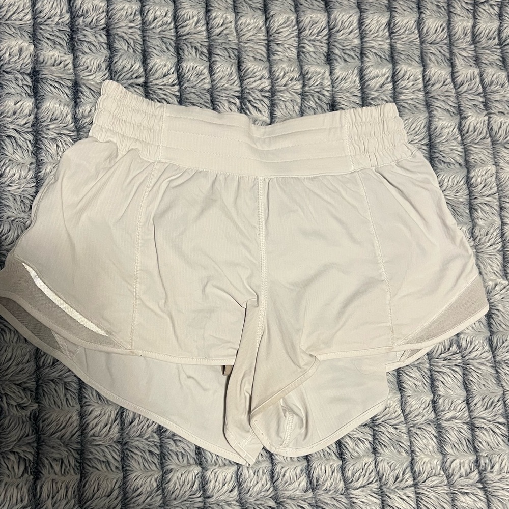 LULULEMON SIZE 6 WHITE HOTTY HOT SHORTS 2.5